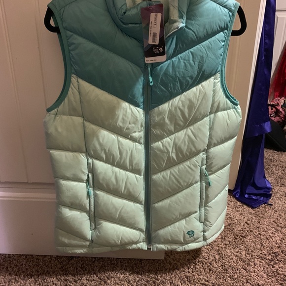 Women's vest size large, still have tags on them - Picture 3 of 3